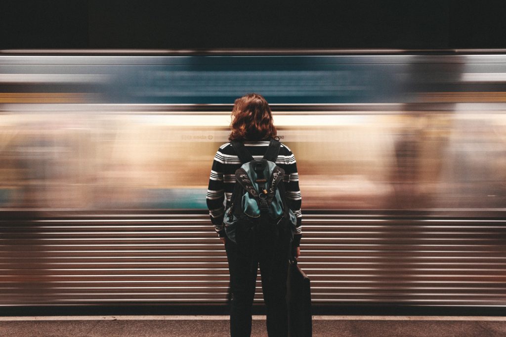Kvinna framför tunnelbana.